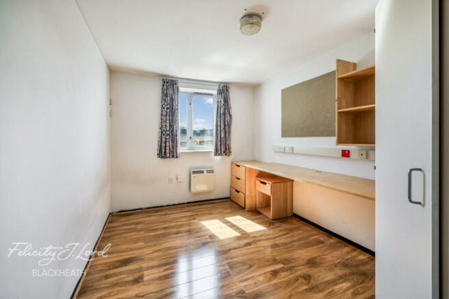 6 bed property, in Master Gunner Place, £360,000