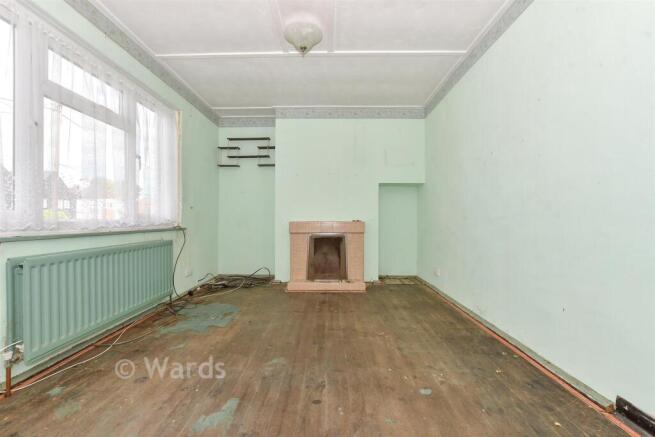 2 bed property, in Northbourne Road, £200,000