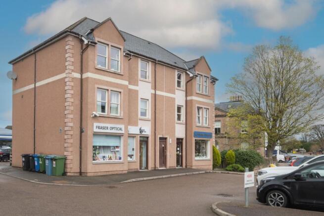 2 bed property, in High Street, £125,000