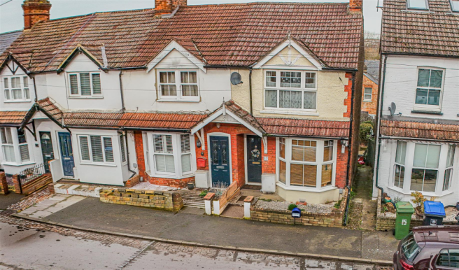 2 bed property, in Winifred Road, £375,000