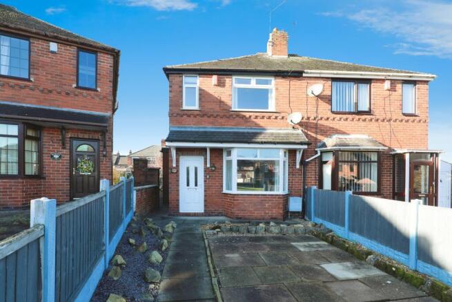 2 bed property, in Whieldon Crescent, £170,000