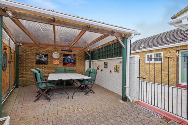 2 bed property, in Hurst Lane, £300,000