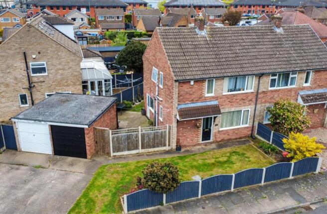 3 bed property, in Newland Close, £270,000