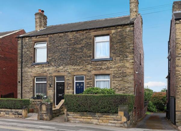 2 bed property, in Bradford Road, £145,000