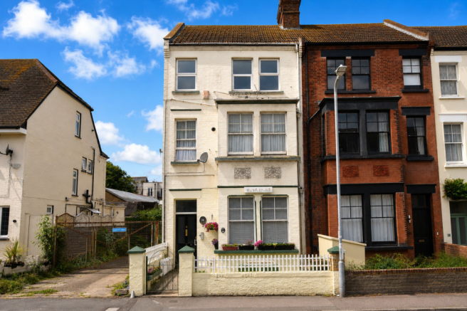 3 bed property, in Norfolk Road, £225,000