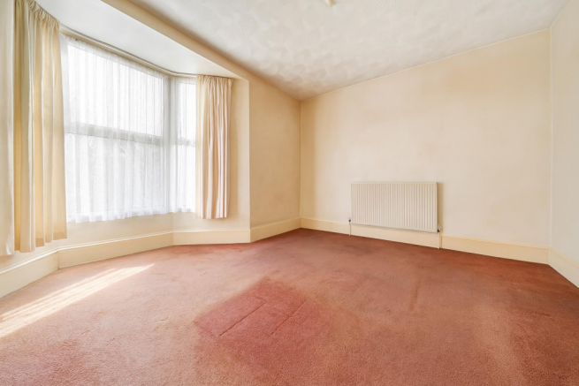 2 bed property, in Lawrence Road, £170,000