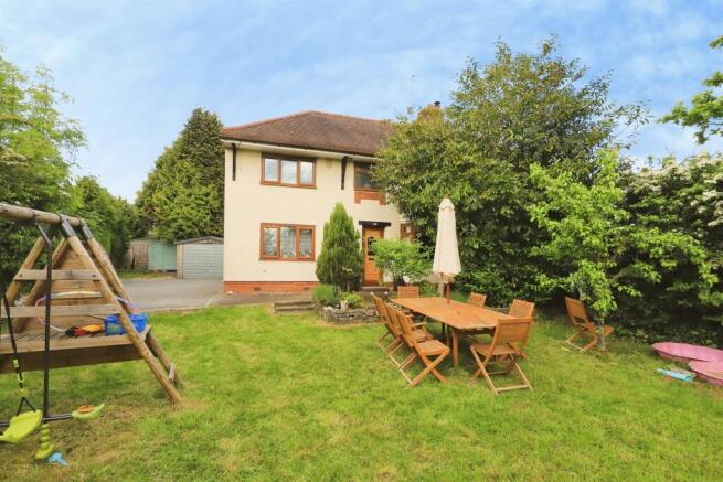 5 bed property, in Wolverhampton Road, £290,000