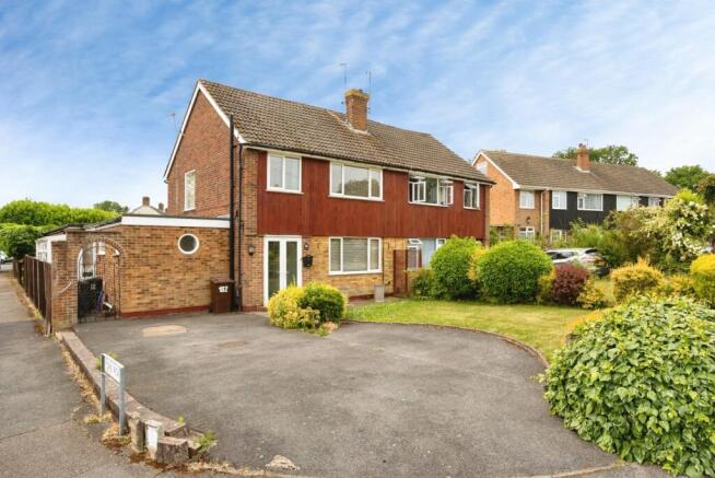 5 bed property, in Hopgarden Road, £650,000