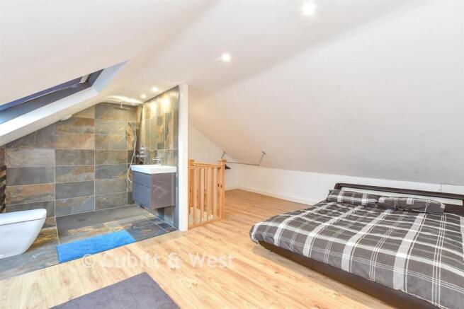 2 bed property, in Derby Road, £160,000