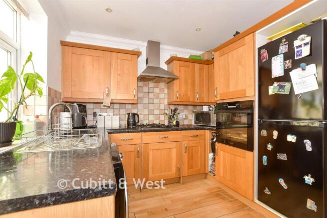 2 bed property, in Worthing Road, £270,000
