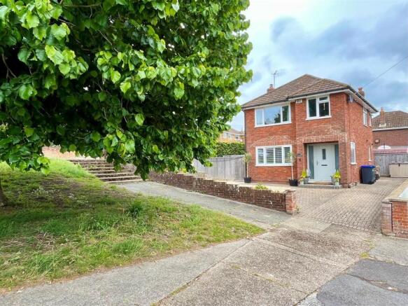 3 bed property, in Thistlebarrow Road, £469,950
