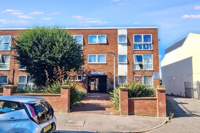 2 bed property, in Gordon Road, £190,000