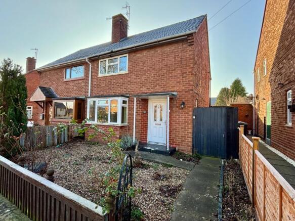 2 bed property, in Fairfield Road, £175,000