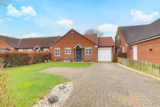 2 bed property, in Elmores Meadow, £365,000