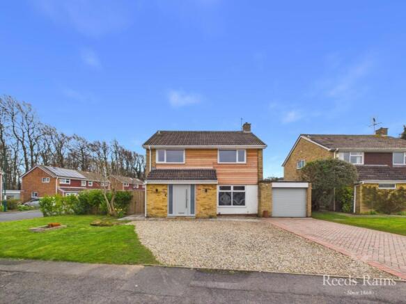 4 bed property, in Rosedale Crescent, £425,000