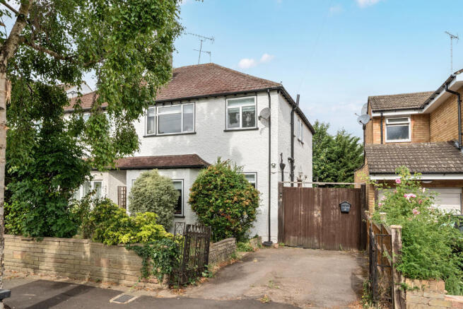 3 bed property, in Ridgeview Road, £750,000