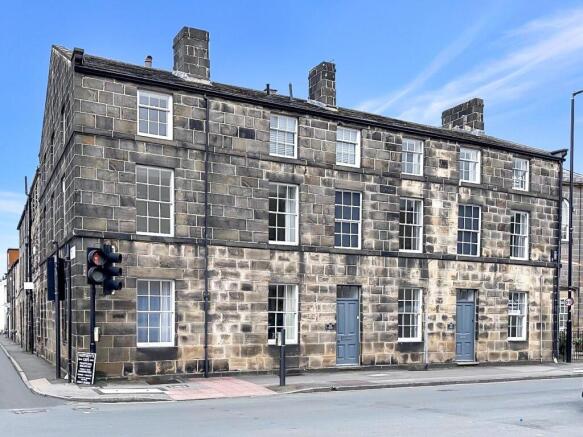 2 bed property, in Boroughgate, £175,000