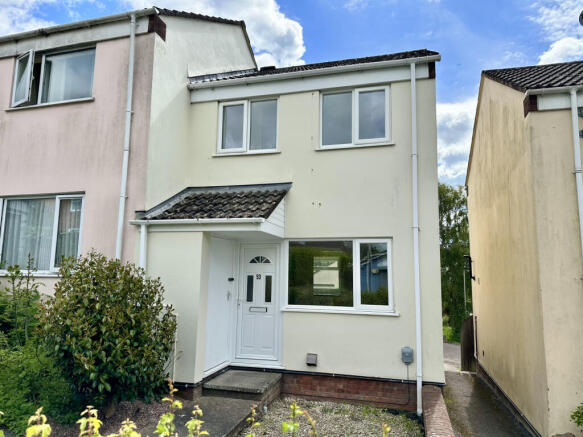 2 bed property, in Walnut Way, £155,000