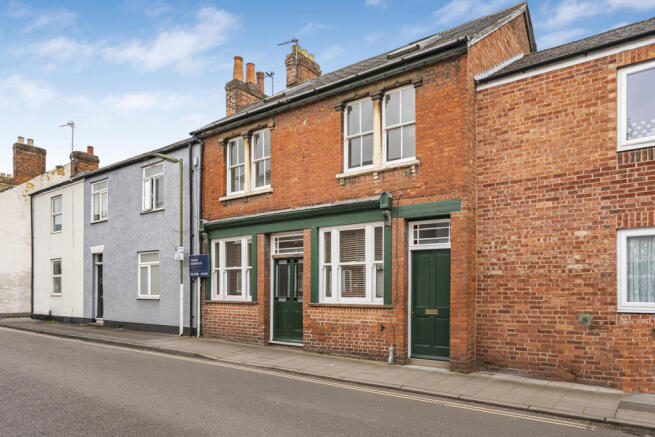 5 bed property, in Vicarage Road, £750,000