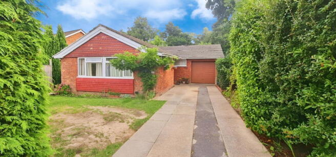 3 bed property, in Hillview Road, £375,000