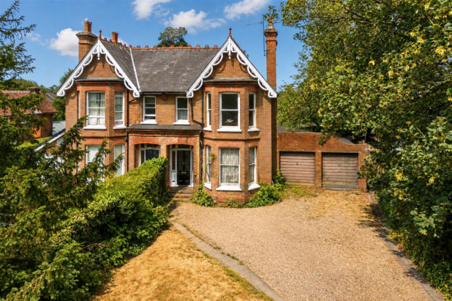 5 bed property, in Muster Green South, £1,000,000