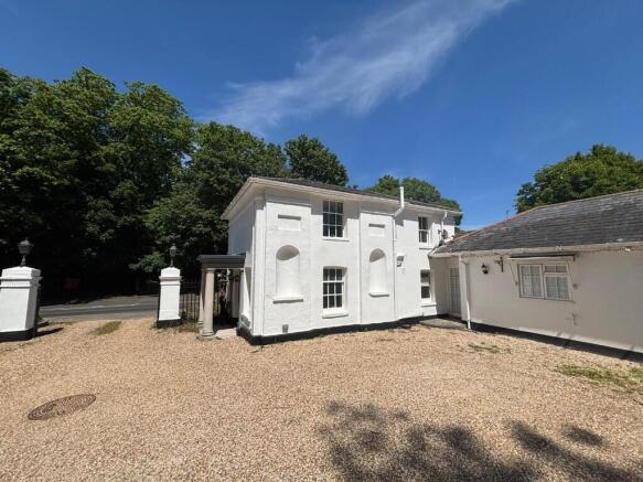 2 bed property, in Lymington Road, £225,000