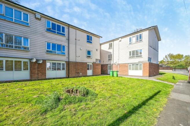 2 bed property, in Wyton Close, £55,000