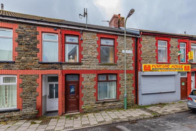 3 bed property, in Ilan Road, £145,000