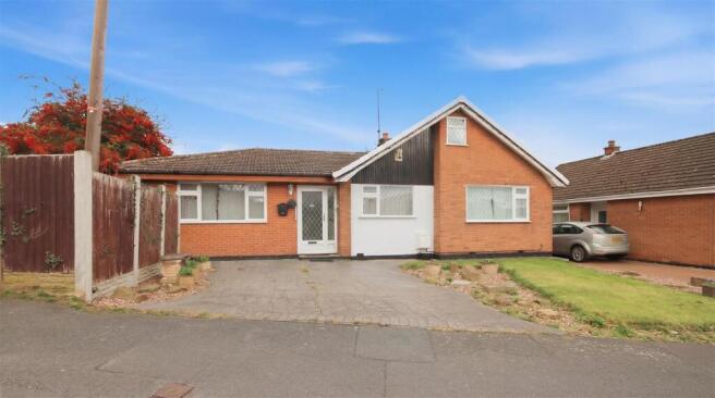 2 bed property, in Elliott Drive, £252,000