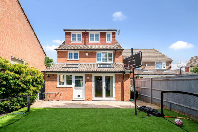 4 bed property, in Tillingbourn, £450,000