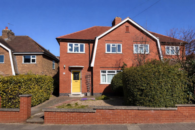 3 bed property, in Park Hill Drive, £299,950