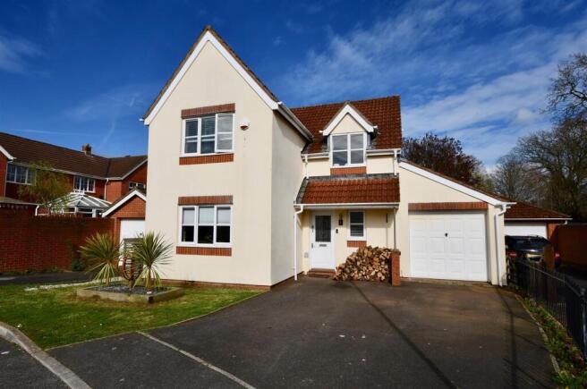 4 bed property, in Nightingales, £370,000