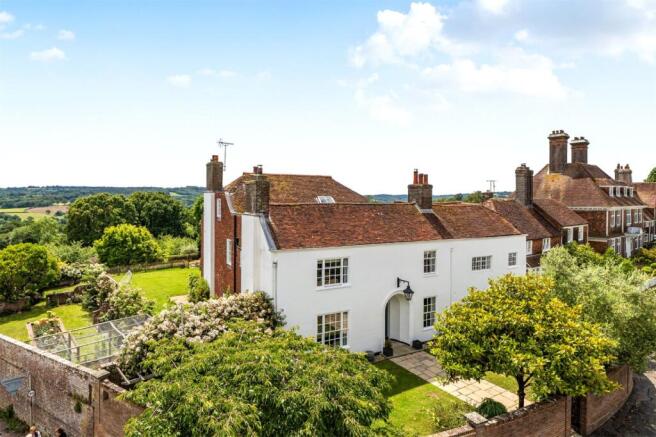 6 bed property, in High Street, £1,800,000