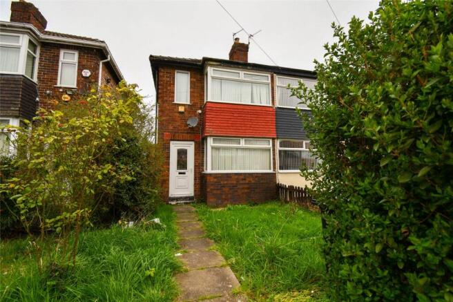 2 bed property, in Curlender Close, £100,000