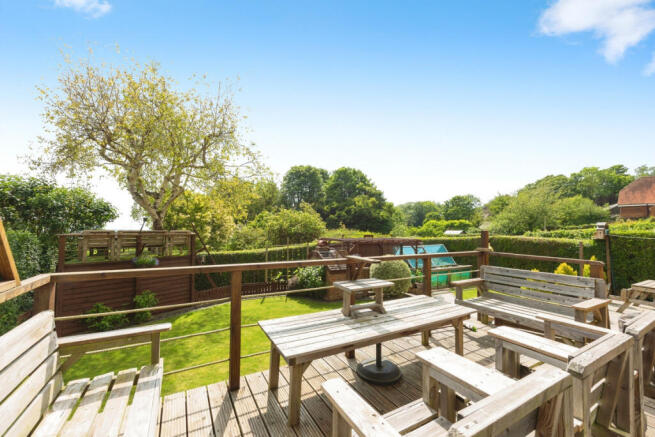 3 bed property, in Pilgrims Way, £625,000
