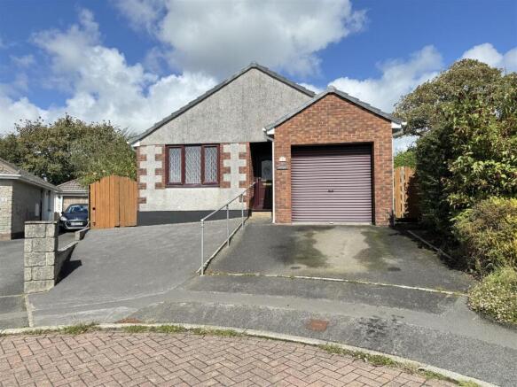 2 bed property, in Little Stark Close, £275,000