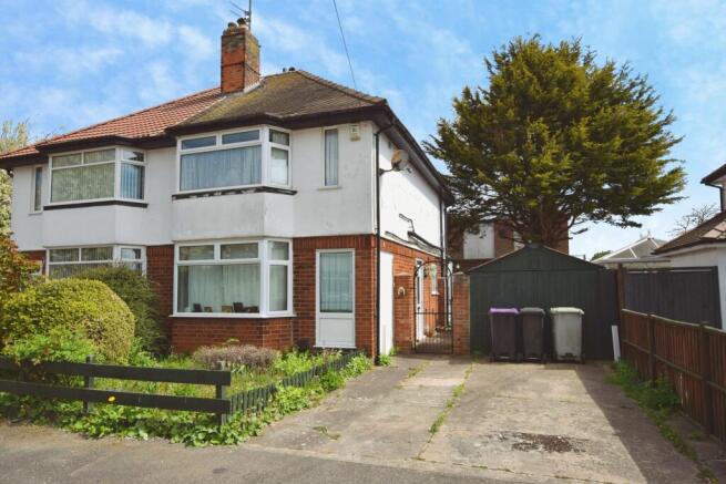 3 bed property, in Briar Close, £200,000