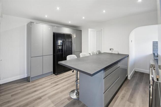 4 bed property, in Leeds Old Road, £249,950