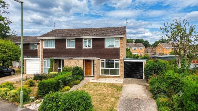 3 bed property, in Blenheim Court, £400,000