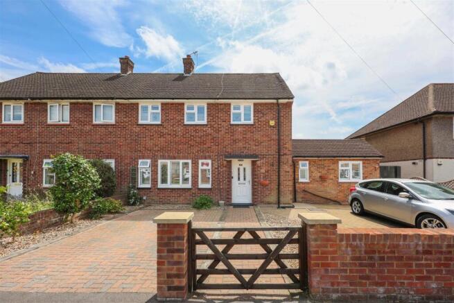 4 bed property, in Ashwood Avenue, £585,000