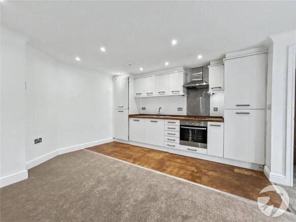 1 bed property, in Foots Cray High Street, £225,000