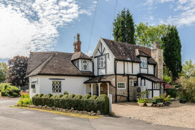 3 bed property, in Knole Park, £600,000