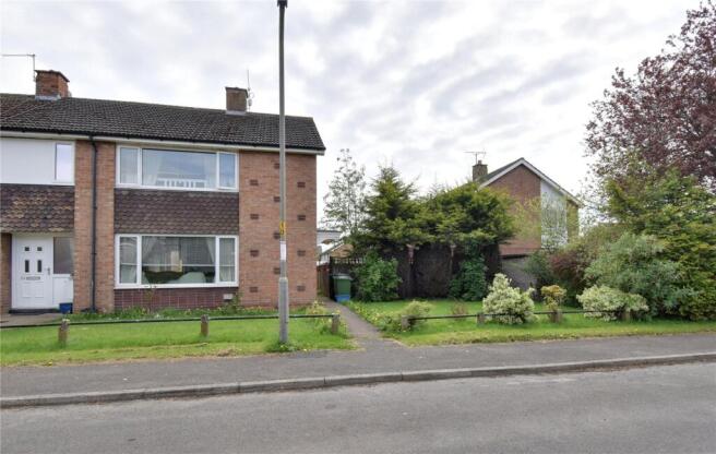 2 bed property, in Oak Grove, £170,000