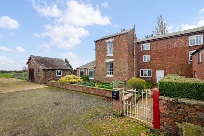 5 bed property, in Newfield Hall Farm, £700,000