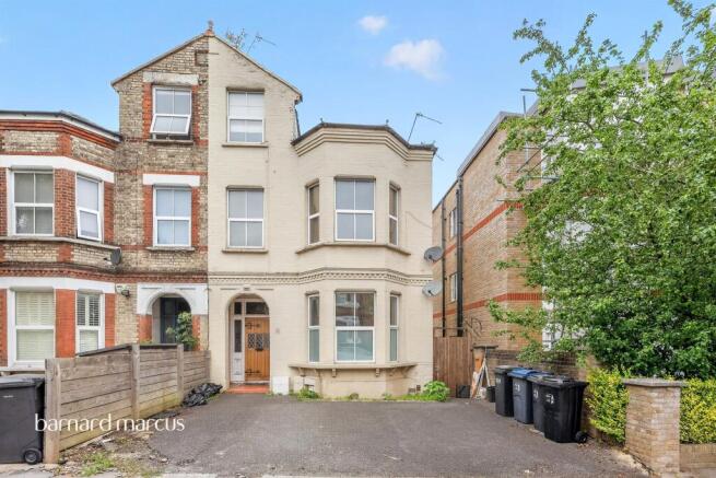 2 bed property, in Moreton Road, £275,000