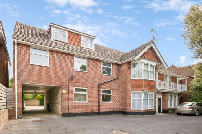 2 bed property, in Ashley Road, £180,000
