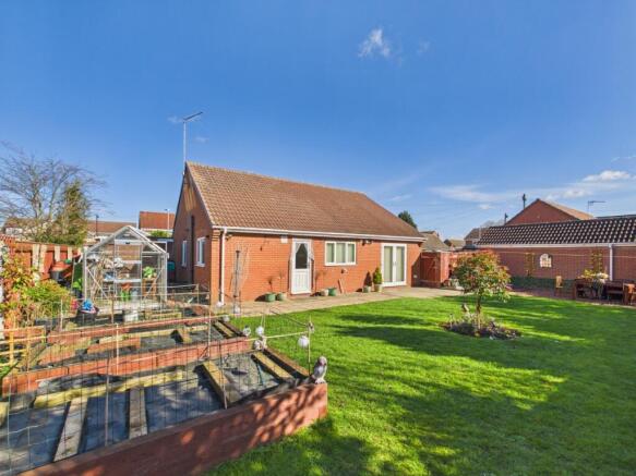 2 bed property, in Queensway, £295,000