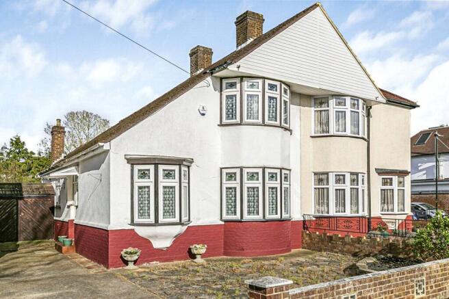 3 bed property, in Waverley Avenue, £625,000