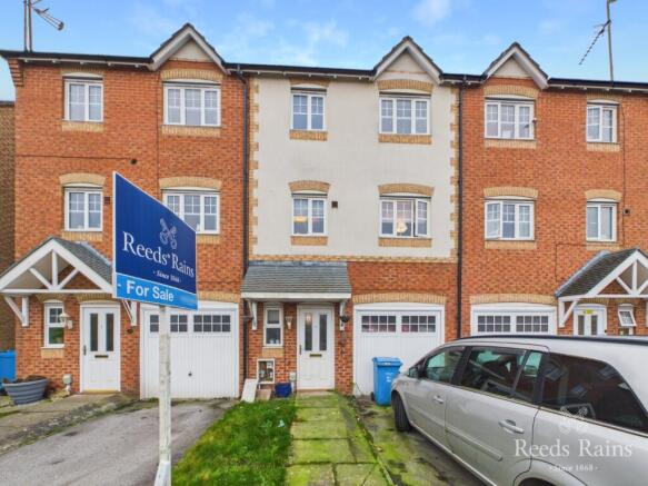 4 bed property, in Hainsworth Park, £180,000