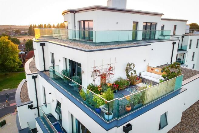2 bed property, in The Broadway, £450,000